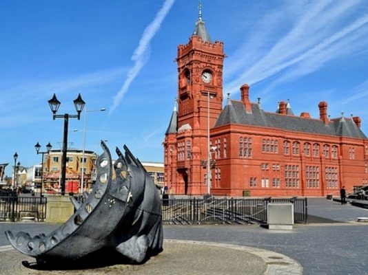 Đắm mình trước vẻ đẹp cổ kính của thành phố Cardiff nước Anh